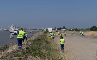 Les salariés de Donges mobilisés pour le ramassage des déchets des bords de Loire